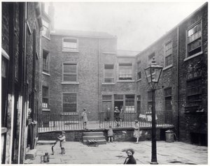 Crianças brincando em Hirst Square, Leeds, antes de ser demolida para dar lugar ao novo Salão Cívico, 29 de julho de 1930 de English Photographer